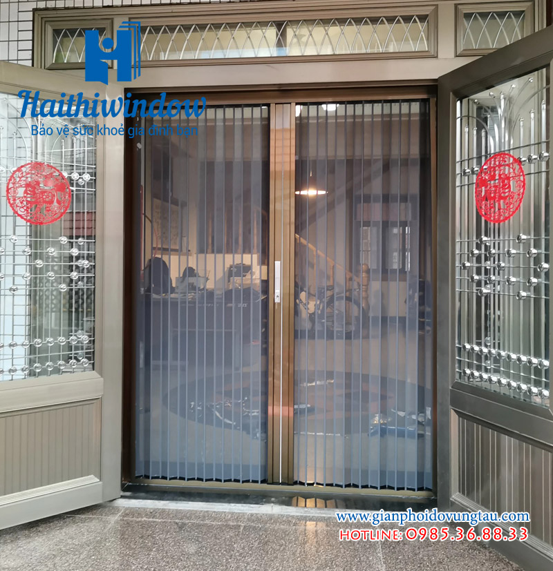 cửa lưới xếp lá nhôm chống muỗi lắp đặt cho cửa đi