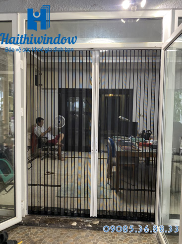 cửa lưới xếp lá nhôm trắng sữa