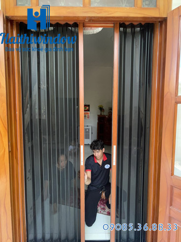cửa lưới xếp lá nhôm vân gỗ
