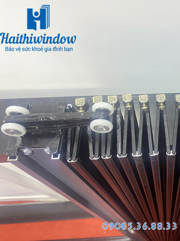 ray dưới cửa chống muỗi xếp lá nhôm